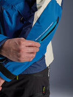 Veste Alpinestars Mogress Air en Blue Almond, gros plan sur la manche montrant le compartiment zippé pour la protection Nucleon Flex, textile technique bleu et beige avec texture ripstop, détail de vêtement de moto urbain