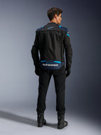 Veste Alpinestars T-Stunt Air, veste de moto textile modulaire, noir, bleu foncé et bleu vif, vue de dos montrant le compartiment de rangement des manches au bas du dos avec logo Alpinestars blanc, portée avec un pantalon et des bottes noirs