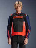Veste Alpinestars MM93 T-SPS Air V2, veste de moto en textile, bleu marine, noir et rouge fluorescent, portée par une personne, avec un logo MM93 imposant sur la poitrine, des panneaux en mesh pour la ventilation et un design moderne à blocs de couleurs