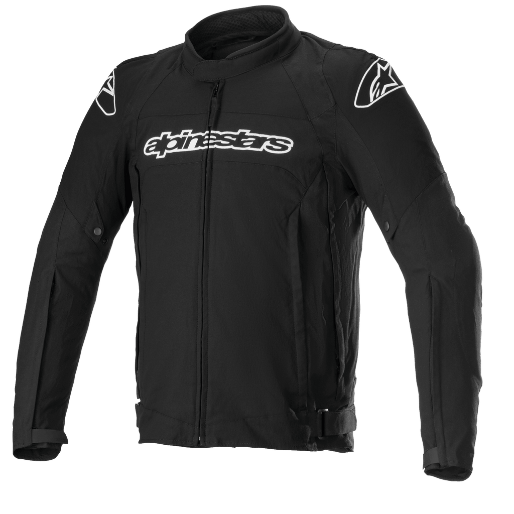 Alpinestars T-GP Force Jacket, veste de moto en textile noir avec logos blancs sur la poitrine et les épaules, fermeture éclair frontale intégrale, col montant, manches préformées, coupe sportive pour la route
