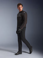 Veste Alpinestars SMX Air en Noir Anthracite, portée par un mannequin avec pantalon de moto, gants et chaussures noirs assortis, cliché studio en pied, équipement moto sport de performance avec maille technique et sliders d'épaule