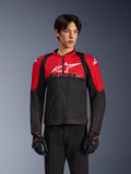 Alpinestars SMX Air Jacket, veste de moto en mesh, rouge vif et noir, portée par un mannequin avec des gants de moto noirs, arborant un large logo blanc sur la poitrine, construction en textile ventilé avec panneaux rouges aux épaules et manches noires, équipement de performance sportif pour la conduite par temps chaud