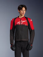 Alpinestars SMX Air Jacket, veste de moto en mesh, rouge vif et noir, portée par un mannequin avec des gants de moto noirs, arborant un large logo blanc sur la poitrine, construction en textile ventilé avec panneaux rouges aux épaules et manches noires, équipement de performance sportif pour la conduite par temps chaud
