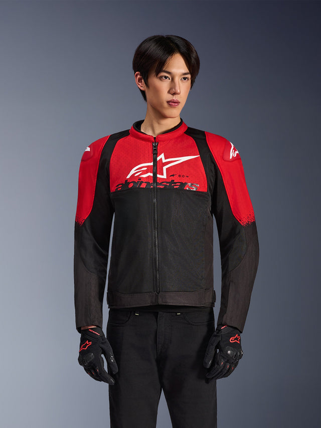 Alpinestars SMX Air Jacket, veste de moto en mesh, rouge vif et noir, portée par un mannequin avec des gants de moto noirs, arborant un large logo blanc sur la poitrine, construction en textile ventilé avec panneaux rouges aux épaules et manches noires, équipement de performance sportif pour la conduite par temps chaud