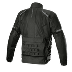 Veste Alpinestars Crosshill Air Waterproof, noire, vue arrière mettant en évidence les larges panneaux en mesh technique, le logo Alpinestars vertical, le système de connexion modulaire PALS sur le bas du dos et les sangles de réglage à la taille, équipement de touring moto durable