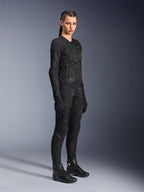 Motarde portant la veste Alpinestars Stella Troop-Air noire, dotée d'une construction technique en maille 2D, accompagnée d'un pantalon de moto, de gants et de bottes noirs assortis, conçue pour la conduite urbaine