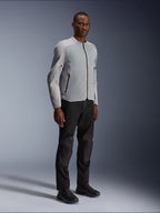 Veste Alpinestars C-1 Air argent et gris, veste de moto urbaine, construction légère en textile et mesh, portée avec un pantalon de moto noir et des chaussures noires, design contemporain épuré pour la conduite en ville
