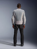 Veste Alpinestars C-1 Air en Silver, vue de dos sur un mannequin homme, veste de moto en textile dotée de larges panneaux de ventilation en maille technique, petit logo noir au niveau du col et ajusteurs de taille, portée avec un pantalon de moto noir pour un style urbain contemporain.