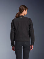 Veste Alpinestars Stella Grace Femme, noire, vue de dos, veste de moto urbaine au style workwear classique, construction en sergé de polycoton, portée avec un jean noir