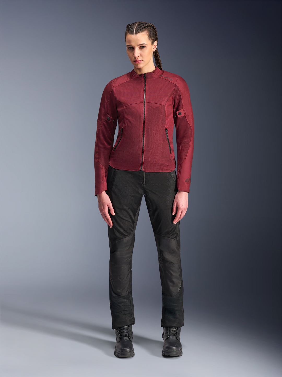 Pantalon Alpinestars Stella C-1 Air, pantalon de moto urbain pour femme, noir, construction en textile et mesh, associé à une veste Stella C-1 Air bordeaux et des bottes en cuir noir, style de conduite urbain propre et moderne
