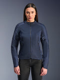 Alpinestars Stella C-1 Air Jacket en bleu, veste de moto pour femme, portée avec un pantalon de moto noir, dotée de grands panneaux en maille pour la circulation d'air, fermeture éclair frontale et poches zippées, design contemporain épuré