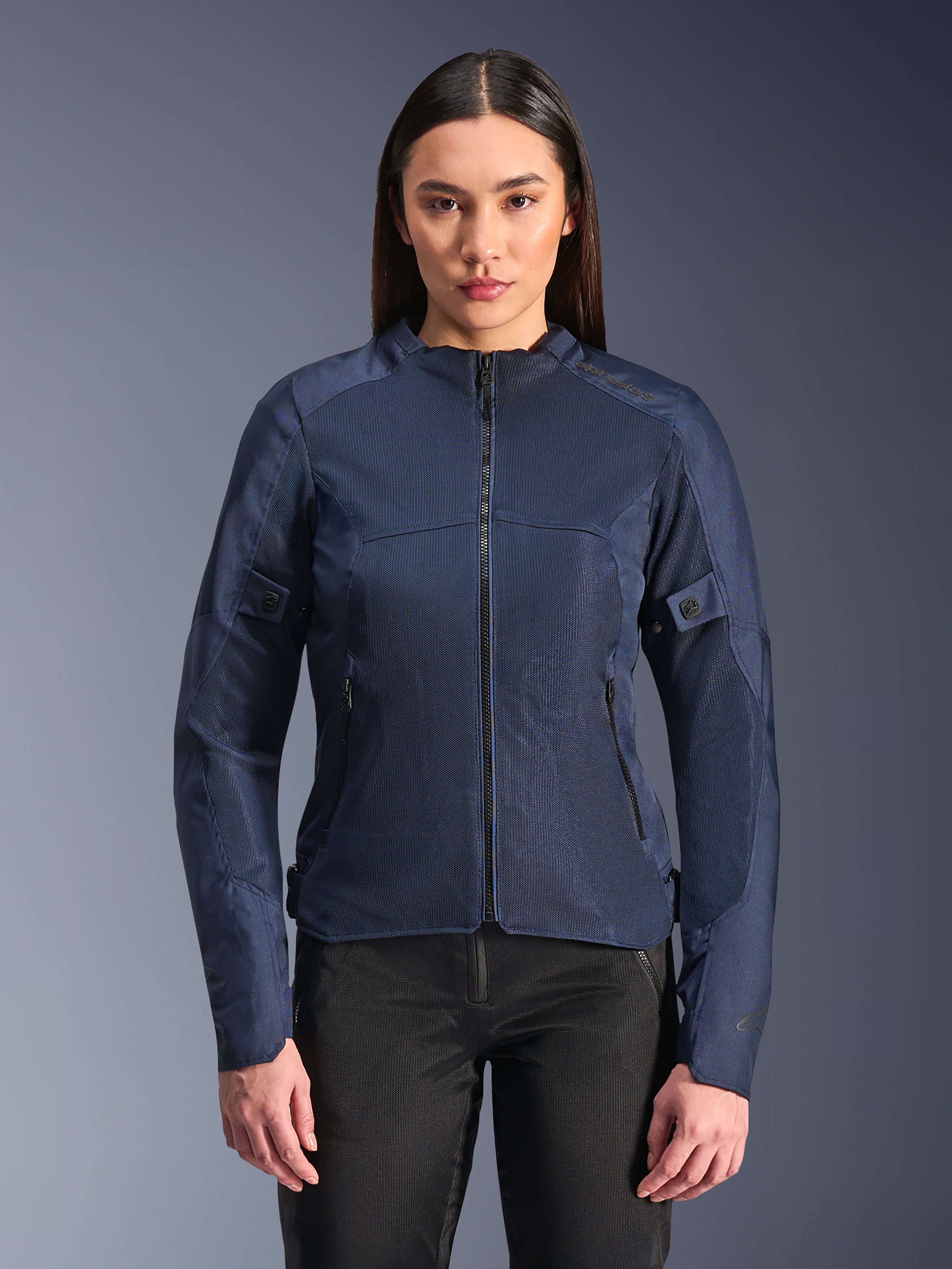 Alpinestars Stella C-1 Air Jacket en bleu, veste de moto pour femme, portée avec un pantalon de moto noir, dotée de grands panneaux en maille pour la circulation d'air, fermeture éclair frontale et poches zippées, design contemporain épuré