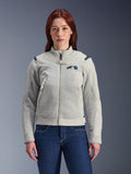 Alpinestars Stella Circal-1 Air Jacket, veste de moto pour femme, gris métal avec accents bleu méthyle, panneaux de ventilation en mesh, fermeture éclair frontale avec col montant, portée par un mannequin sur un jean bleu foncé