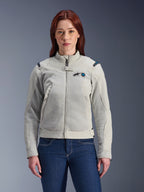 Alpinestars Stella Circal-1 Air Jacket, veste de moto pour femme, gris métal avec accents bleu méthyle, panneaux de ventilation en mesh, fermeture éclair frontale avec col montant, portée par un mannequin sur un jean bleu foncé