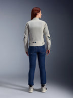 Veste Stella Circal-1 Air Femme Alpinestars en Metal Gray et Methyl Blue, vue de dos, avec de larges panneaux en mesh pour la circulation de l'air sur le dos et les bras, portée avec un jean en denim bleu foncé et des chaussures de moto grises pour un look urbain moderne.