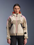 Alpinestars Molly Air Jacket, veste de moto urbaine pour femme, coloris Sand Pink Almond, dotée d'une capuche avec ventilation perforée au laser, d'une fermeture éclair rose et de sangles de manche réglables, présentée sur un modèle.