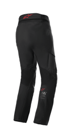 Pantalon Alpinestars AMT 7 Air, pantalon de moto Adventure Touring, Noir Dark Shadow, vue arrière avec logo Alpinestars rouge sur la ceinture, doté de panneaux de ventilation MATRYX et de zones extensibles pour la circulation de l'air et le confort.