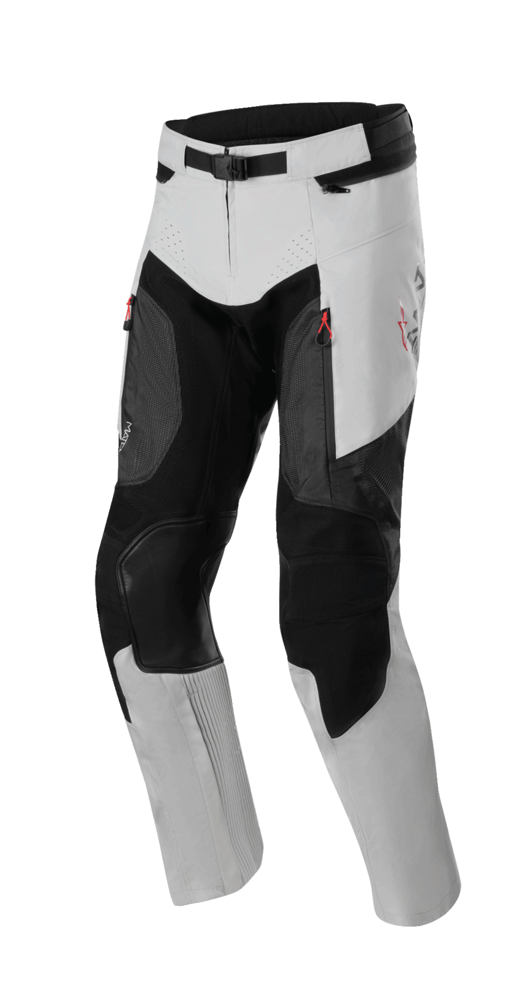 Alpinestars AMT 7 Air Pants, pantalon de moto touring aventure, Tan et Dark Shadow, avec accents de zips rouges et panneaux de ventilation MATRYX, protection renforcée aux genoux, détails perforés au laser, fermeture magnétique réglable à la taille, design moderne avec panneaux texturés