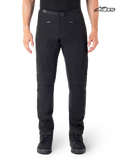 Alpinestars Pantalon Alden, pantalon de moto urbain pour homme noir, porté par un modèle, avec construction en softshell extensible et protections certifiées CE