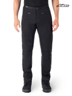 Alpinestars Pantalon Alden, pantalon de moto urbain pour homme noir, porté par un modèle, avec construction en softshell extensible et protections certifiées CE