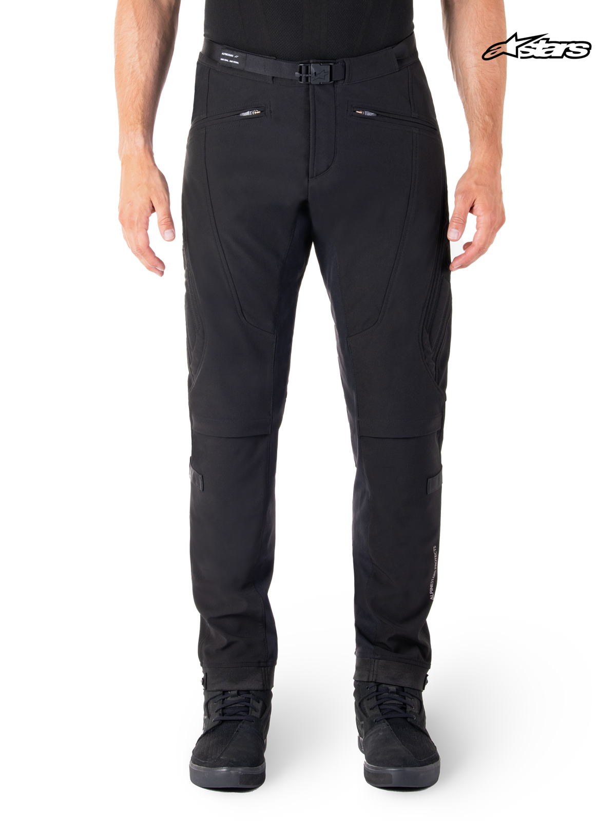 Alpinestars Pantalon Alden, pantalon de moto urbain pour homme noir, porté par un modèle, avec construction en softshell extensible et protections certifiées CE