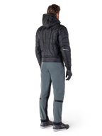 Pantalon Alpinestars Alden, pantalon de moto urbain, Gris Urbain, vue arrière d'un pilote portant une veste à capuche matelassée noire et des baskets de moto, coupe ajustée sous le genou avec panneaux extensibles noirs et ajusteurs aux genoux, design moderne d'inspiration streetwear