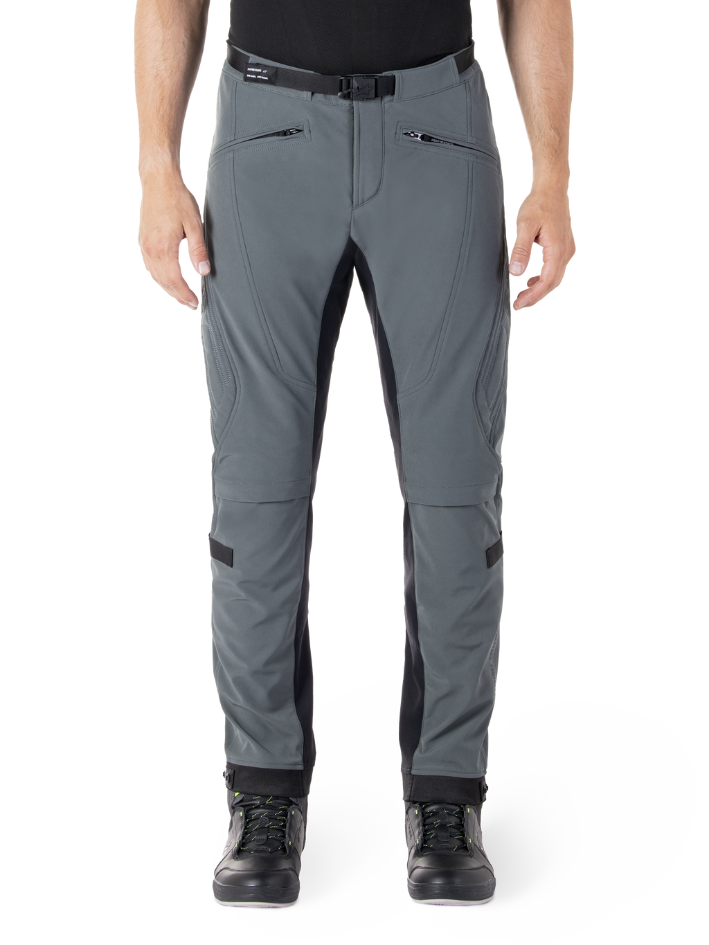 Pantalon Alpinestars Alden, gris urbain avec panneaux noirs, pantalon de moto technique, vue de face avec poches zippées et ceinture magnétique intégrée, design softshell ajusté pour les trajets urbains