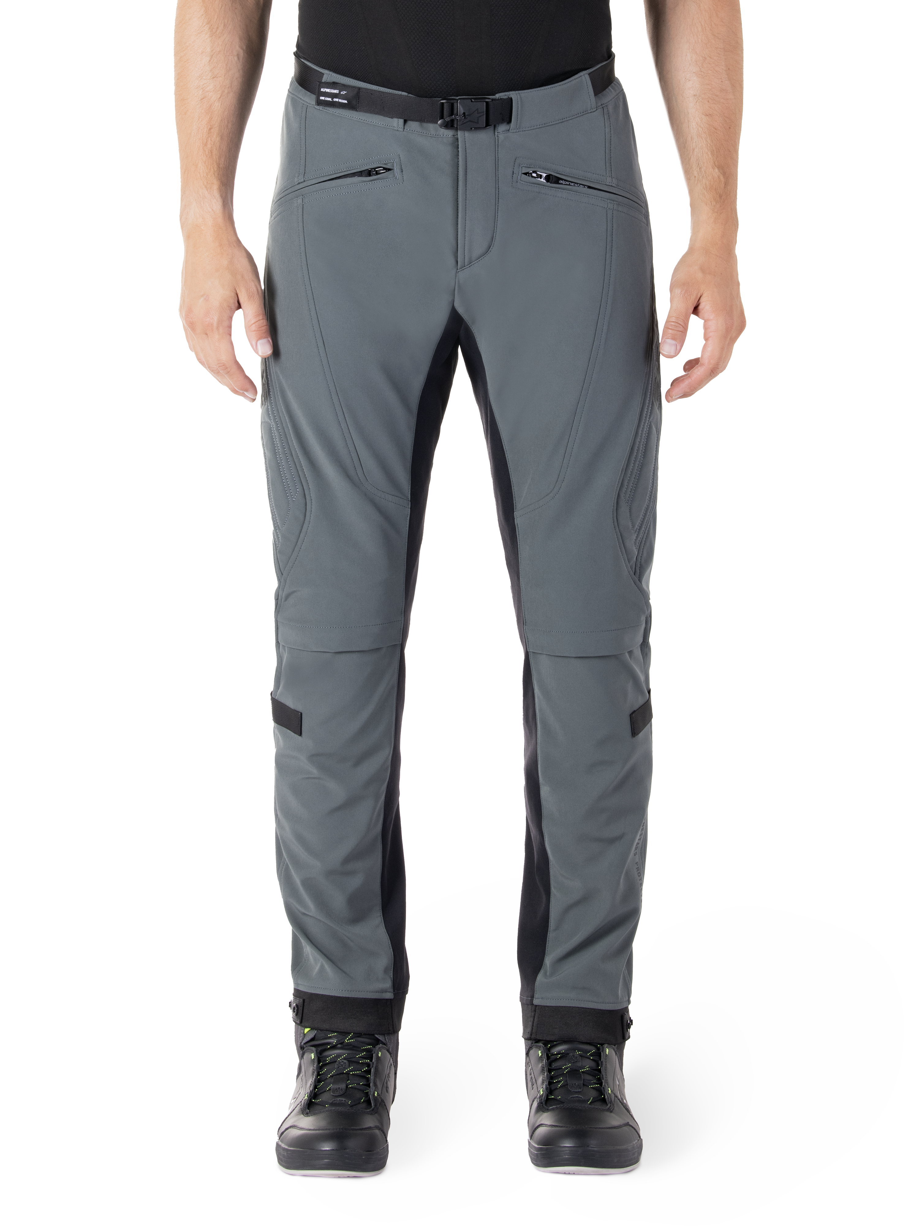 Pantalon Alpinestars Alden, gris urbain avec panneaux noirs, pantalon de moto technique, vue de face avec poches zippées et ceinture magnétique intégrée, design softshell ajusté pour les trajets urbains