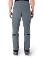 Pantalon Alpinestars Alden, Urban Gray, vue arrière d'un pantalon de moto urbain pour homme, coupe ajustée sous le genou avec des sangles de réglage noires aux mollets, design à taille haute arborant le mot-symbole MO.ST.EQ. sur l'empiècement arrière, porté avec des chaussures de moto grises