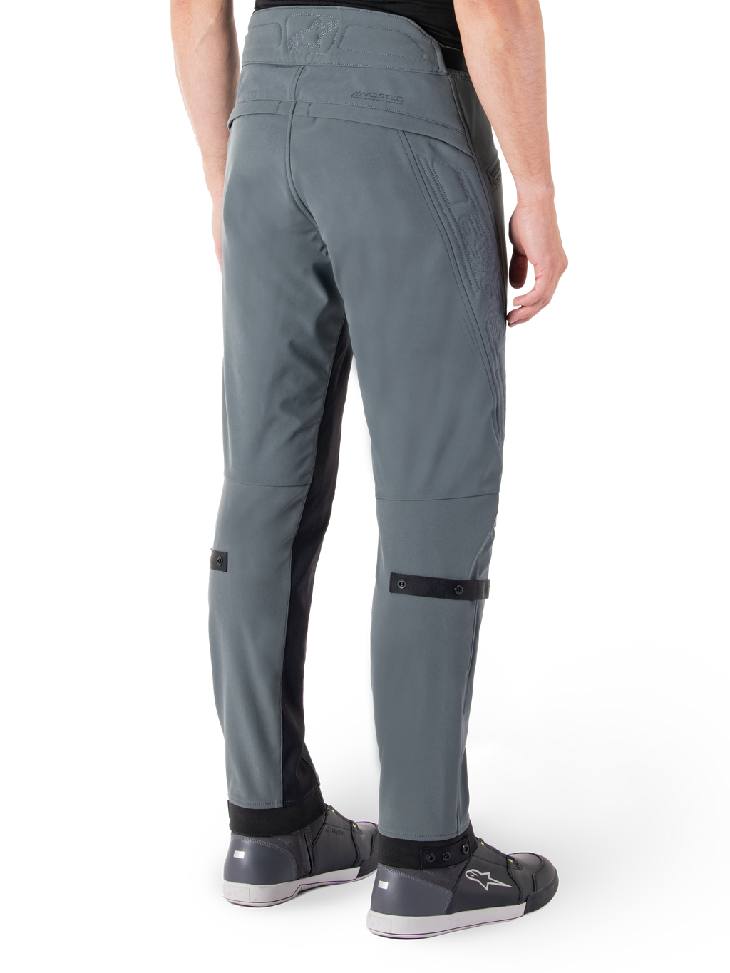 Pantalon Alpinestars Alden, Gris Urbain, vue latérale arrière, pantalon de moto technique d'inspiration streetwear avec détails matelassés à la taille et sangles noires aux mollets, associé à des chaussures de moto grises, équipement de moto urbain moderne