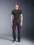 Pantalon Cargo Alpinestars Flex-AST - Court, noir, porté par un mannequin homme avec un t-shirt technique noir et des baskets noires, pantalon de moto urbain doté de multiples poches cargo, d'une coupe fuselée et d'une ceinture intégrée avec boucle et anneau en D