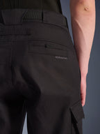 Gros plan sur le pantalon cargo Alpinestars Flex-AST en noir, pantalon de moto urbain doté d'une poche arrière détaillée avec marquage discret, de larges passants de ceinture et d'une poche cargo latérale en textile extensible durable.