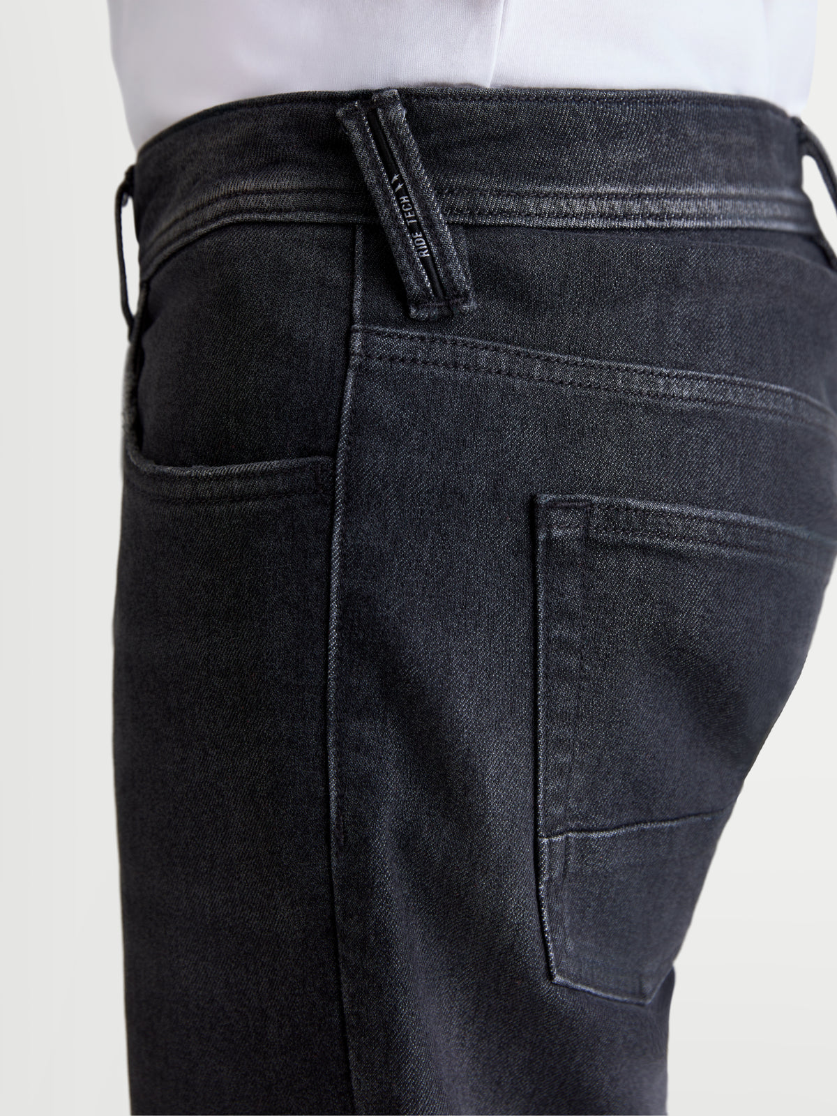 Alpinestars Flex Ast 8 Denim Pantalons, jean de moto urbain pour homme en noir délavé, vue rapprochée de profil montrant la poche et le détail de la boucle de ceinture sur un modèle