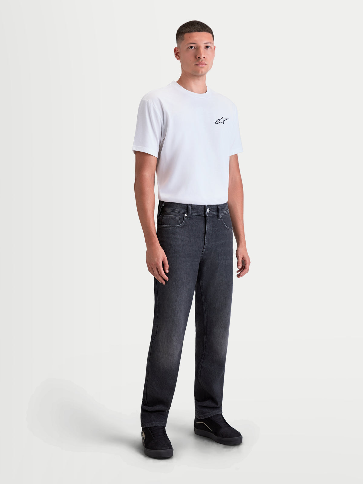Alpinestars Flex Ast 8 Denim Pantalons, pantalon de moto urbain pour homme en denim noir délavé, coupe droite, porté par un modèle
