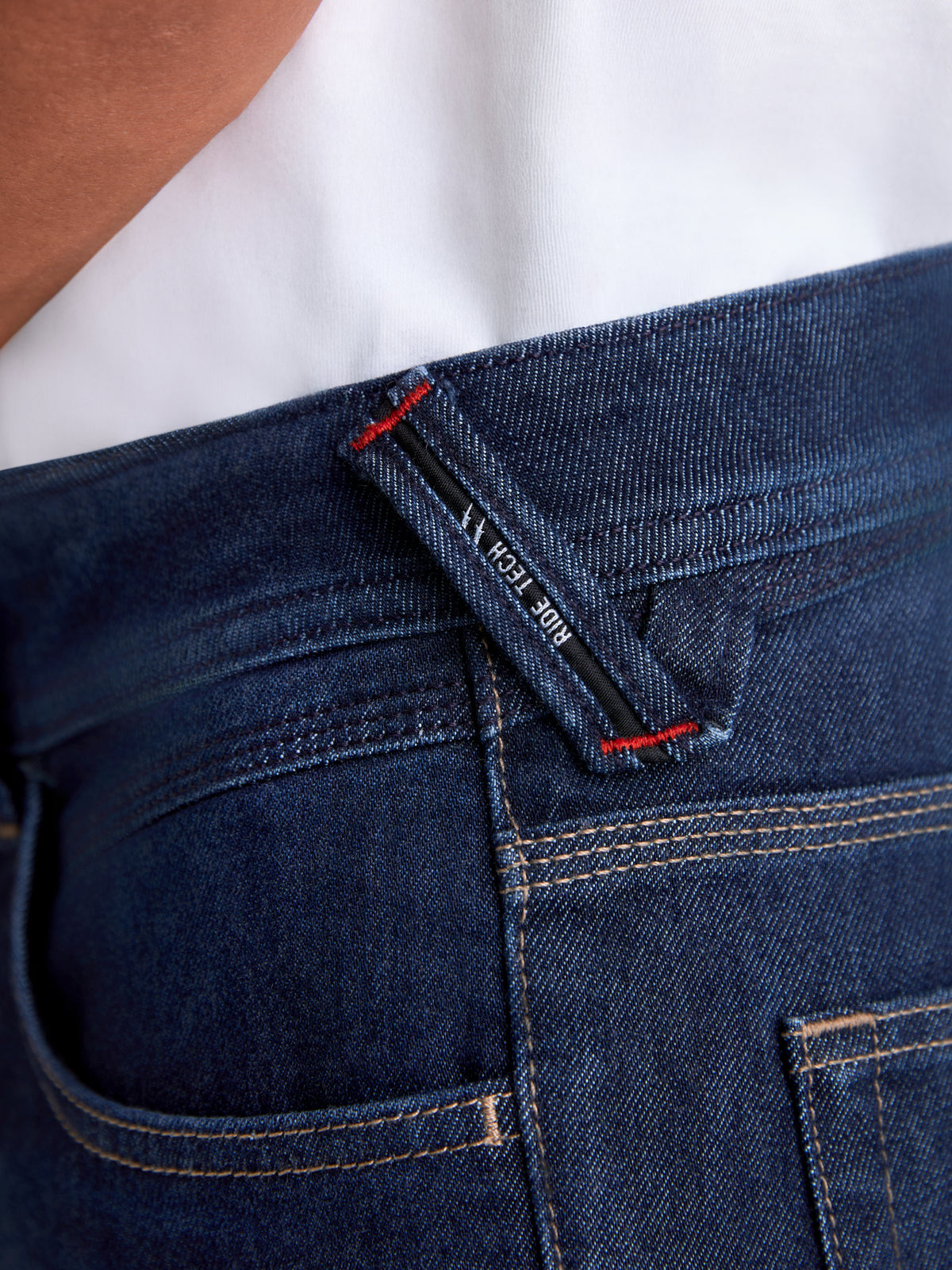 Flex Ast 7 Denim Pantalons d'Alpinestars, pantalon de moto urbain bleu foncé, vue rapprochée du passant de ceinture griffé et des coutures renforcées