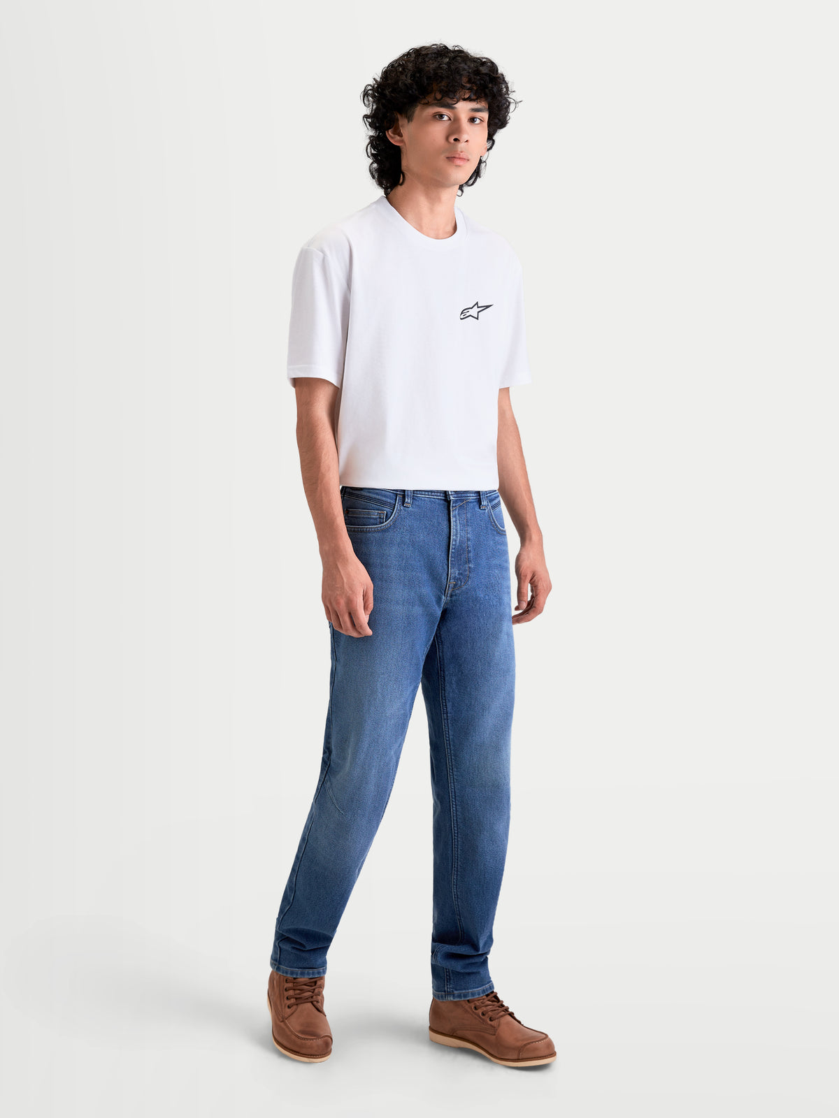 Alpinestars Flex Ast 7 Denim Pantalons, pantalon de moto urbain pour homme en bleu clair, vue de face complète sur un modèle portant un t-shirt blanc et des chaussures marron, jean technique certifié AA