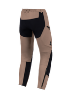 Pantalon Alpinestars Flex-AST Explorer, Walnut Black, vue de dos, pantalon de moto d'aventure doté de panneaux noirs renforcés sur l'assise et le bas des jambes, d'une poche cargo zippée et de longues fermetures éclair au bas des jambes pour une compatibilité avec les bottes.