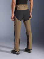 Alpinestars Flex-AST Explorer Pants, pantalon de moto aventure Walnut Black, vue arrière montrant les panneaux ripstop noirs sur l'assise et les jambes, taille élastiquée et construction en textile extensible durable.