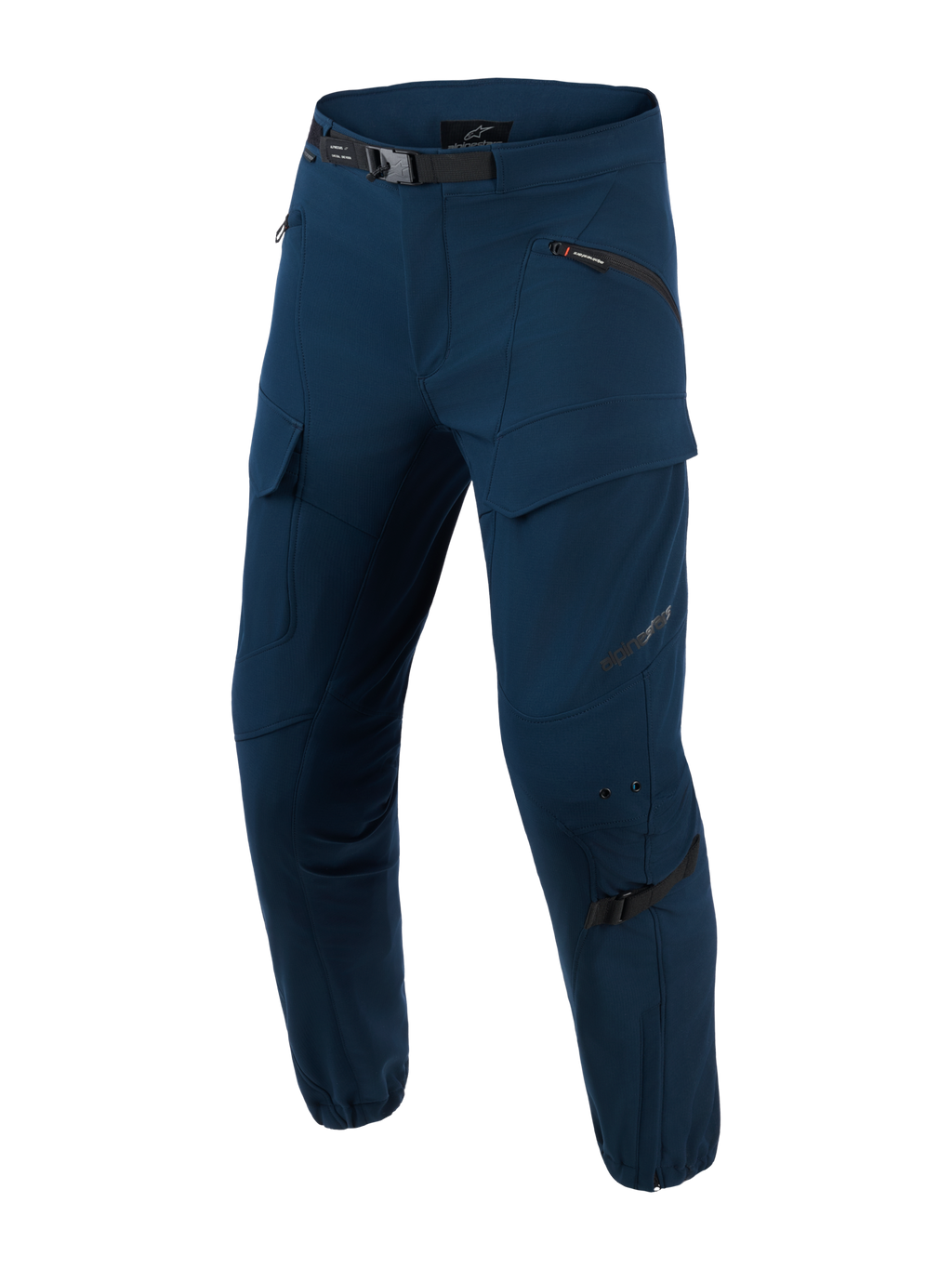 Alpinestars Juggernaut V2 Riding Pants, pantalon de moto urbain, bleu marine, pantalon technique bleu foncé avec multiples poches zippées, ceinture réglable noire, zones renforcées aux genoux avec sangles d'ajustement, coupe ajustée avec bas de jambes zippés, tissu softshell ripstop pour les trajets urbains