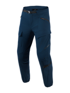 Alpinestars Juggernaut V2 Riding Pants, pantalon de moto urbain, bleu marine, pantalon technique bleu foncé avec multiples poches zippées, ceinture réglable noire, zones renforcées aux genoux avec sangles d'ajustement, coupe ajustée avec bas de jambes zippés, tissu softshell ripstop pour les trajets urbains