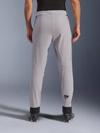Pantalon Alpinestars Aeroshell Airflow, pantalon de moto, gris moyen, vue arrière montrant les zones perforées au laser sur les mollets et le logo Astars noir, construction en textile softshell avec poignets de cheville noirs et panneaux de hanche en maille.