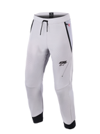 Alpinestars Aeroshell Airflow Pants, pantalon de moto gris moyen, doté de zones de ventilation perforées au laser, logo ASTARS sur la cuisse gauche, taille à cordon de serrage et poignets de cheville noirs, design softshell technique pour la conduite sportive et urbaine