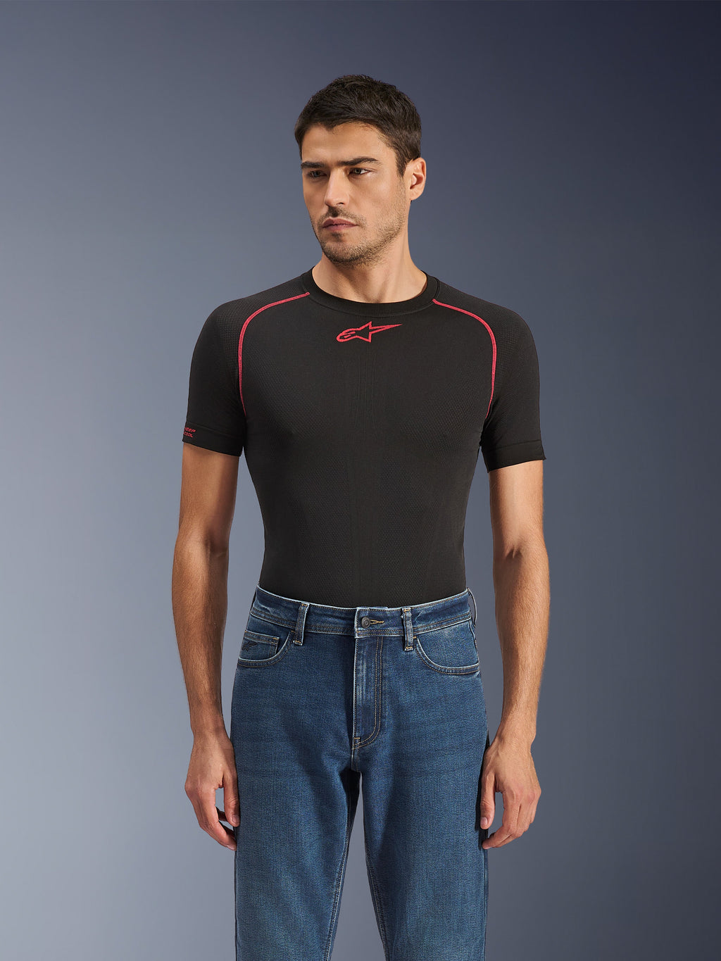 Alpinestars Flex-AST 5 Denim Pants en Indigo Washed, pantalon de moto urbain avec une coupe fuselée, porté par un mannequin masculin avec une couche de base noire à manches courtes présentant des accents rouges, style décontracté de la route à la ville