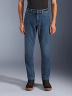 Alpinestars Flex-AST 5 Denim Pants, jean de moto urbain pour homme, bleu indigo délavé, vue de face portée sur modèle, denim extensible monocouche avec coupe fuselée et protections CE