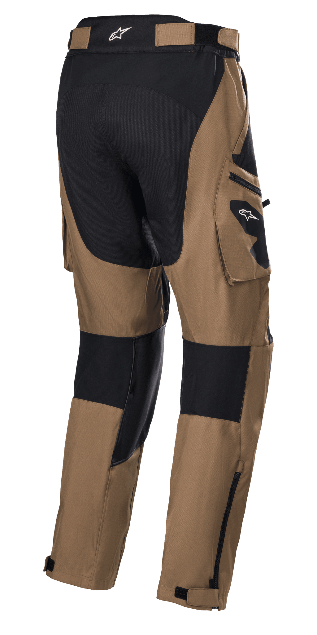 Alpinestars Venture XT Pants Over Boot, Camel et Noir, pantalon de moto Adventure Touring, vue arrière avec poches cargo et panneaux de renfort noirs, construction en textile résistant à l'eau avec fermetures éclair réglables au bas des jambes pour un ajustement sur les bottes