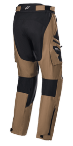 Alpinestars Venture XT Pants Over Boot, Camel et Noir, pantalon de moto Adventure Touring, vue arrière avec poches cargo et panneaux de renfort noirs, construction en textile résistant à l'eau avec fermetures éclair réglables au bas des jambes pour un ajustement sur les bottes