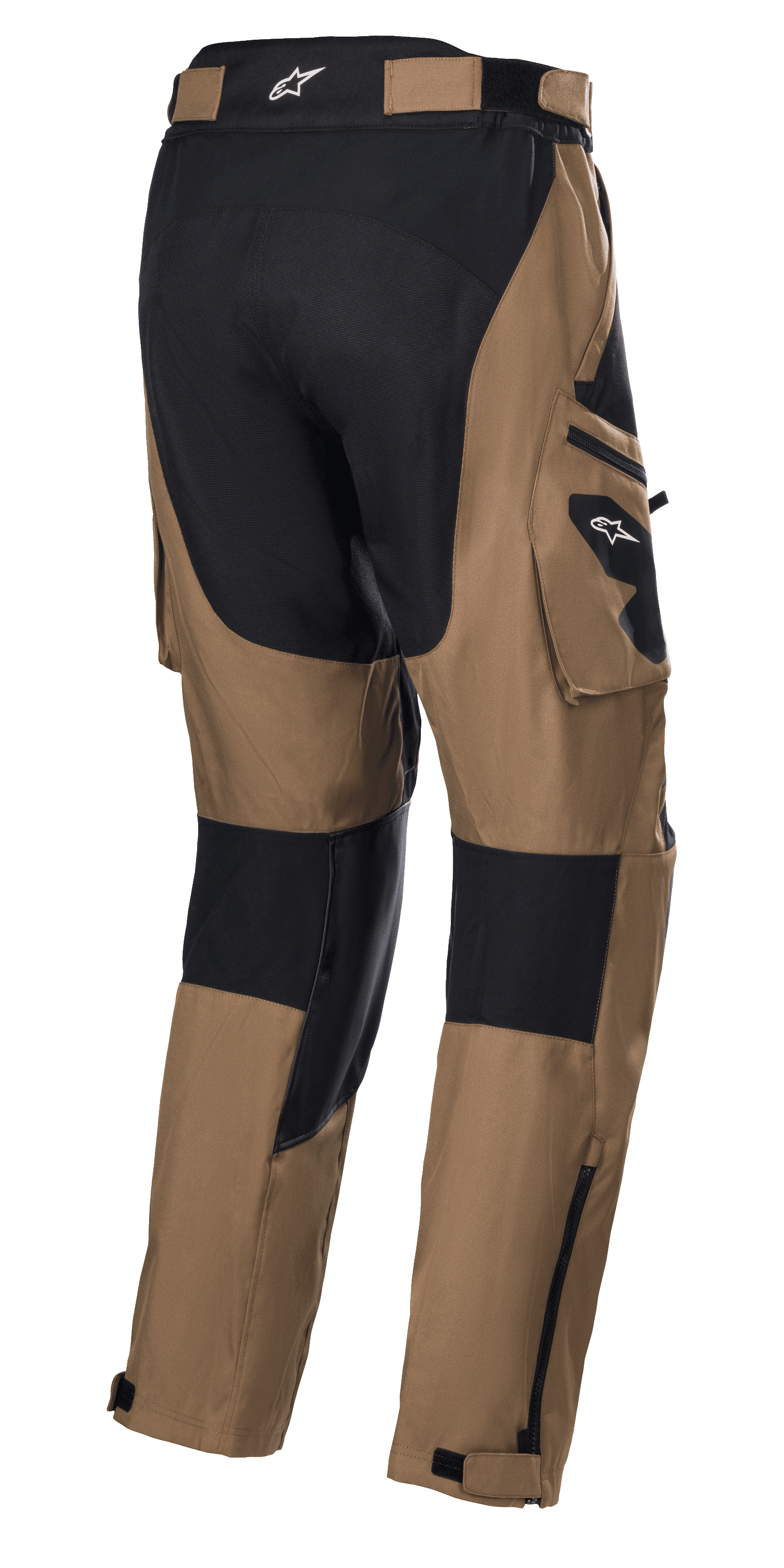 Alpinestars Venture XT Pants Over Boot, Camel et Noir, pantalon de moto Adventure Touring, vue arrière avec poches cargo et panneaux de renfort noirs, construction en textile résistant à l'eau avec fermetures éclair réglables au bas des jambes pour un ajustement sur les bottes