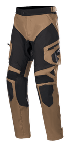 Alpinestars Venture XT Pants Over Boot, pantalon de moto Adventure Touring, camel et noir, avec panneaux renforcés aux genoux et aux cuisses, poche cargo latérale avec logo Alpinestars et sangle de taille réglable.