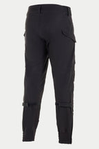 Pantalon imperméable Alpinestars Juggernaut, pantalon de moto noir, vue arrière avec bas de jambe élastiqués, ajusteurs de volume aux mollets et poches cargo, construction softshell 3 couches pour la conduite urbaine et sur route