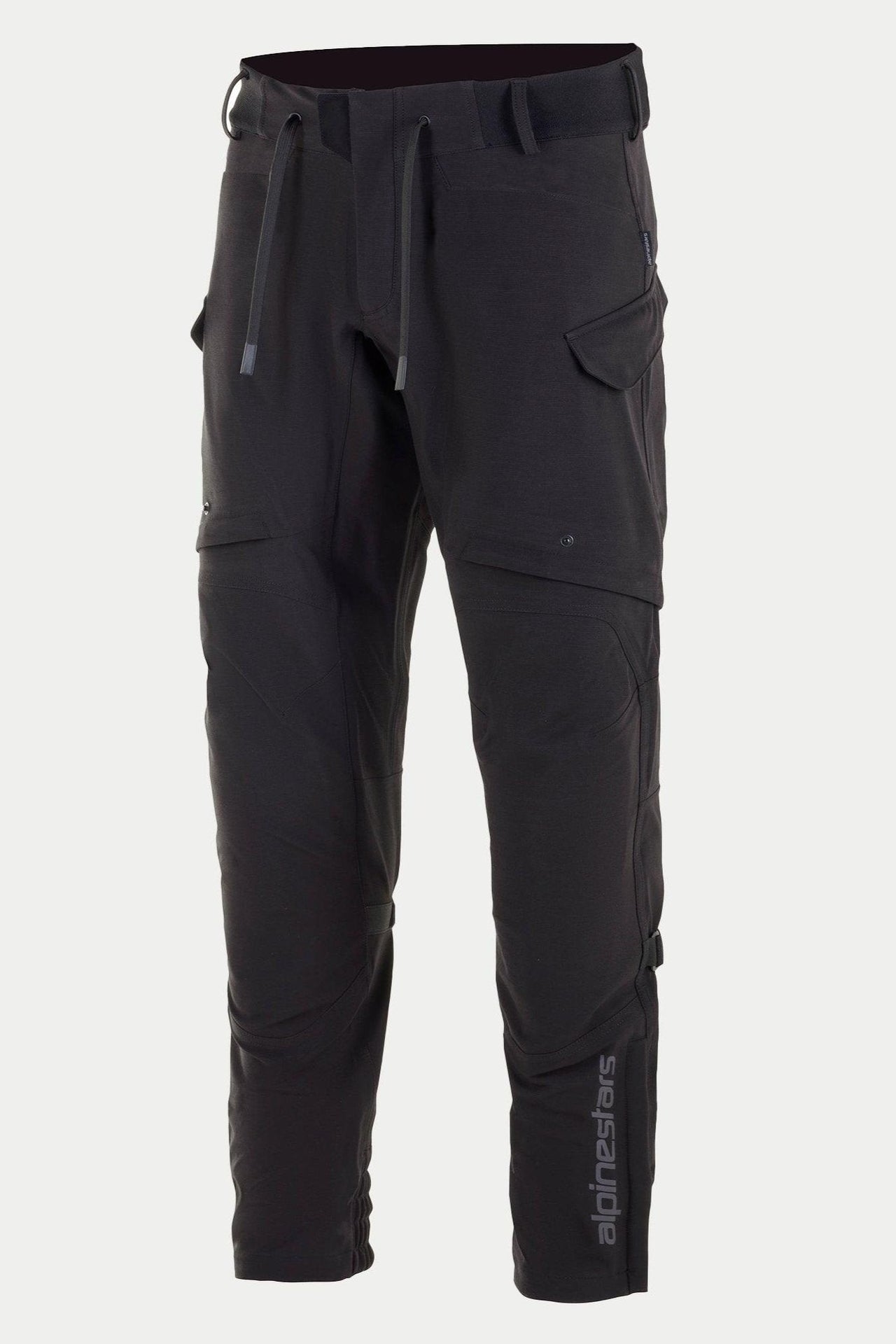 Pantalon imperméable Alpinestars Juggernaut, pantalon de moto, noir, doté d'une taille à cordon de serrage et d'une ceinture élastiquée, de poches cargo zippées sur les cuisses, d'un logo Alpinestars vertical sur le bas de la jambe, construction textile softshell au style décontracté